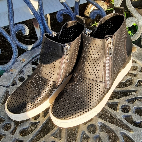 Steve Madden Shoes - Steve Madden Black Holes Boots Sz